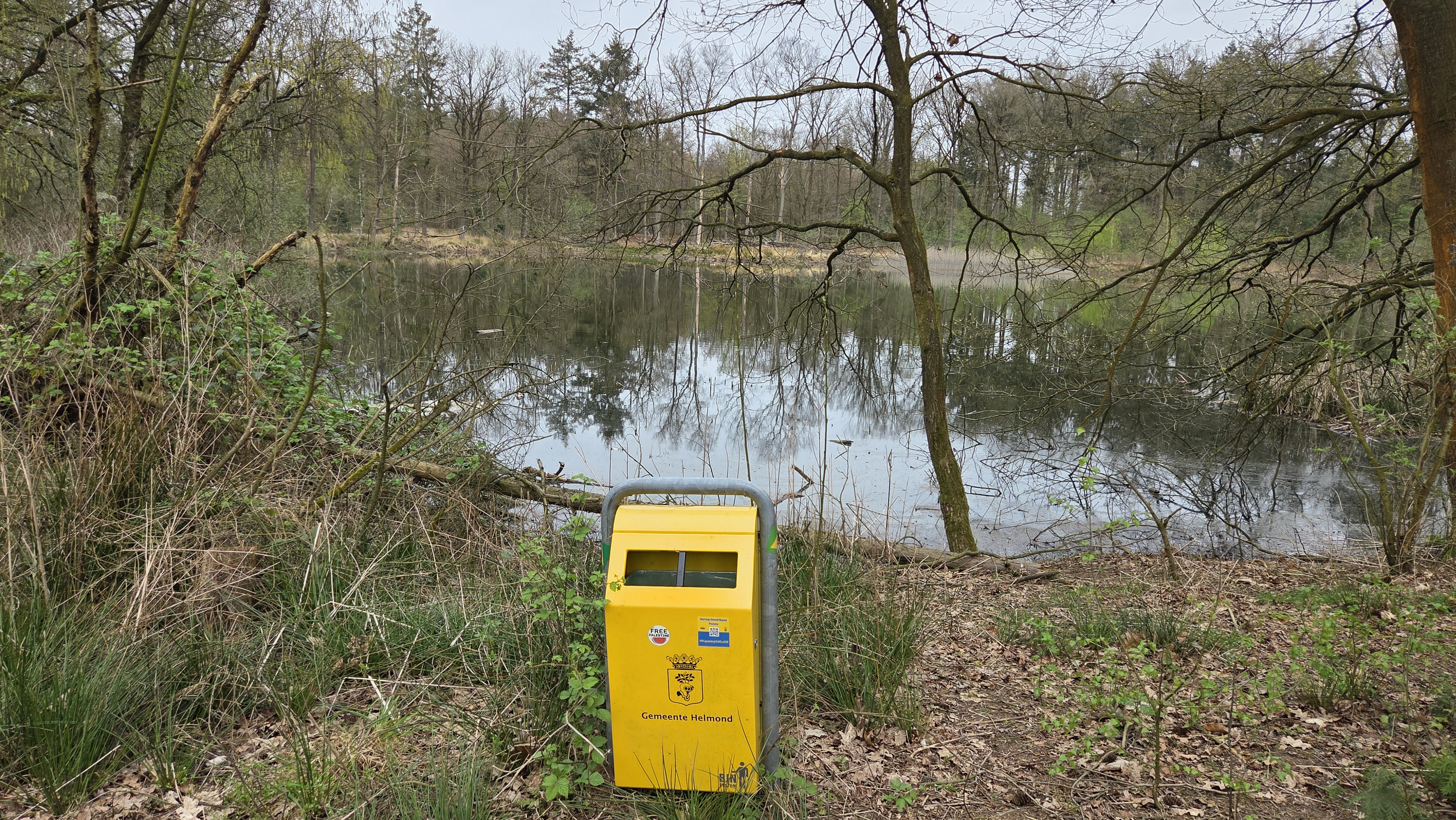Gele prullenbak aan het Witven bij halte 4
