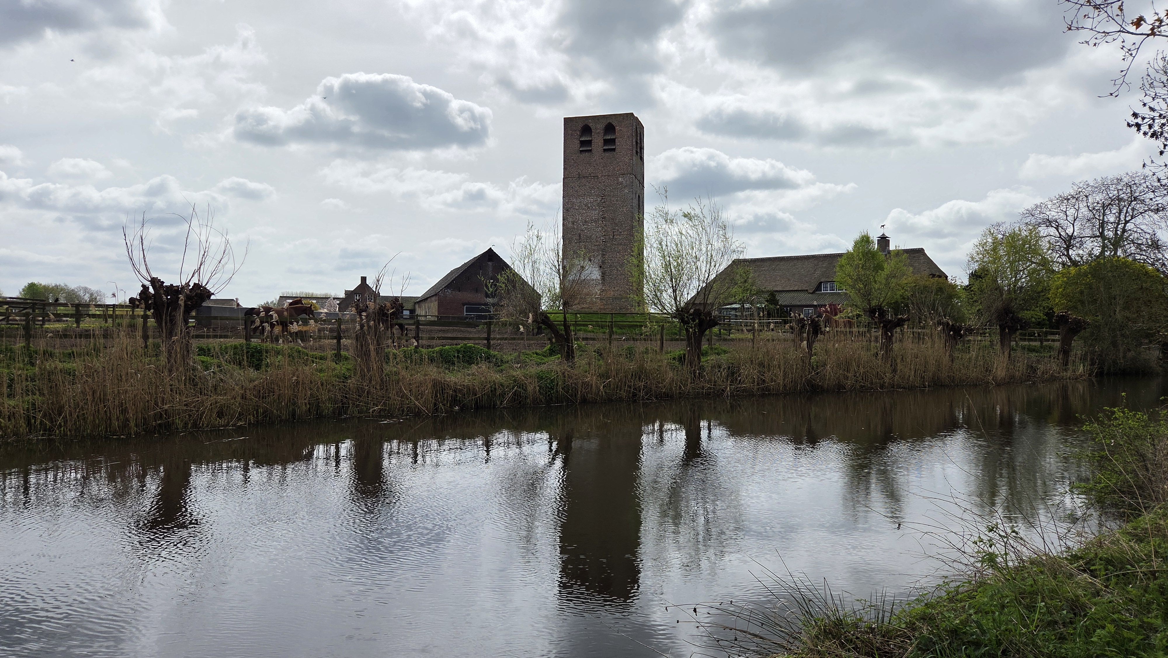 Uitzicht op de oude toren bij halte 5